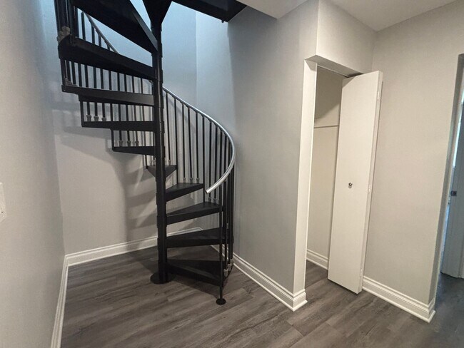 Interior Photo - 1944 Whitley Ave.