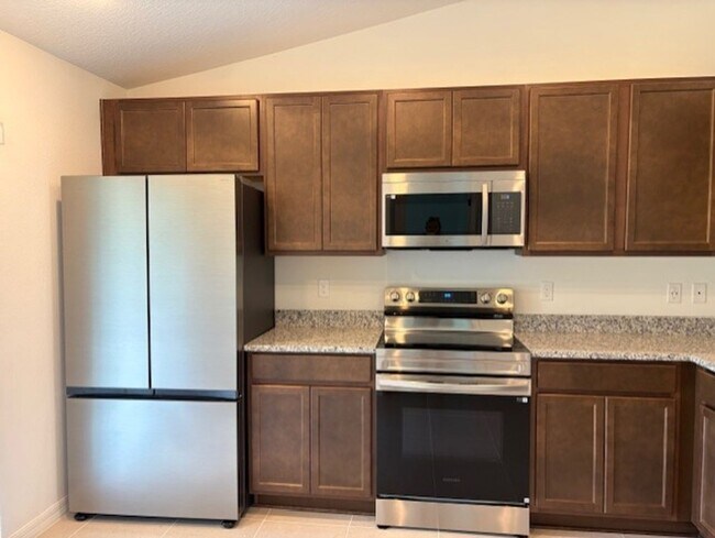 Foto del edificio - BRAND NEW Beautiful 4-bedroom, 3-bathroom ...