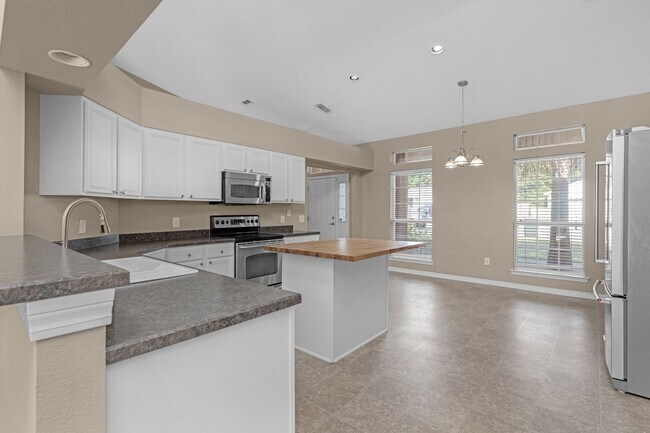 Foto del edificio - Pet Friendly Home Available July 22nd!