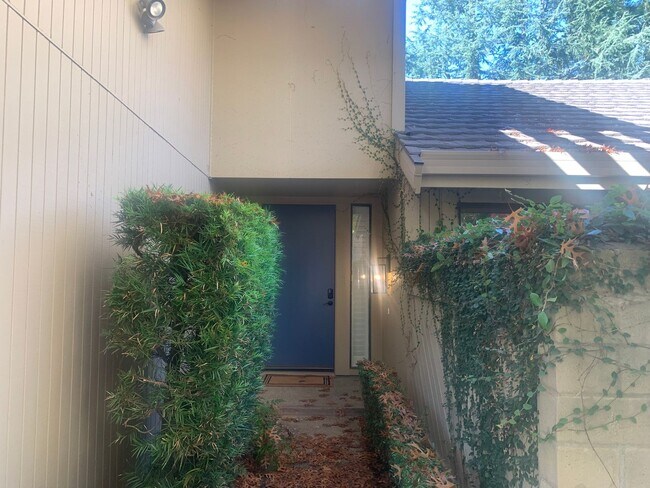 Foto del edificio - Gorgeous 3-Bedroom House in Gold River with pool