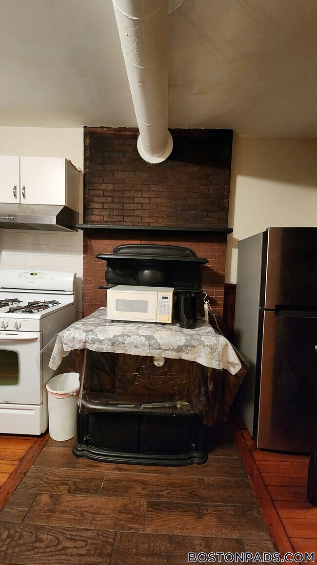 Foto del edificio - 72 Bay State Rd