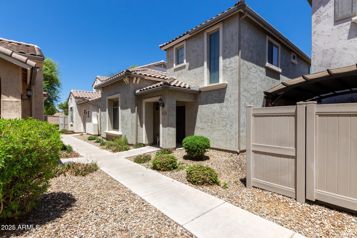 Foto principal - 8430 W Lewis Ave