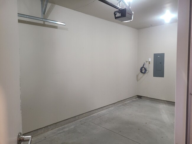 Building Photo - 550 Sandison St