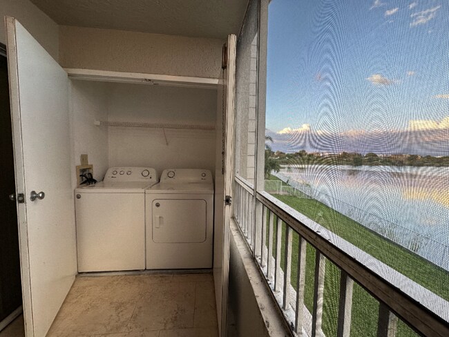 Foto del edificio - 2811 N Oakland Forest Dr