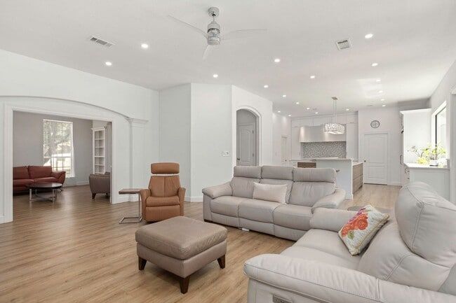 Building Photo - 1816 Winding View
