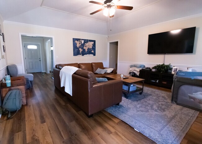 Foto del edificio - 6906 Treetop Ln