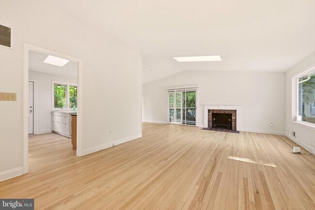 Foto del edificio - 8400 Thornden Terrace
