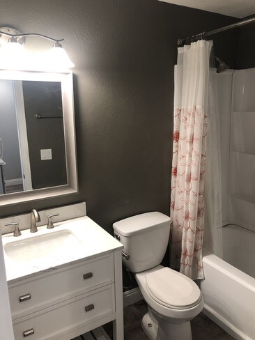 baño - 1906 S Tremont St
