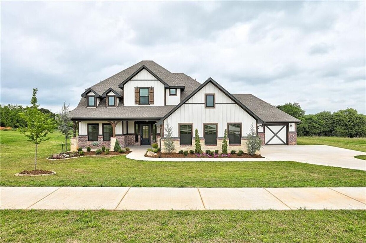 Foto principal - **Stunning 4 Bed, 4 Bath in Edmond Schools