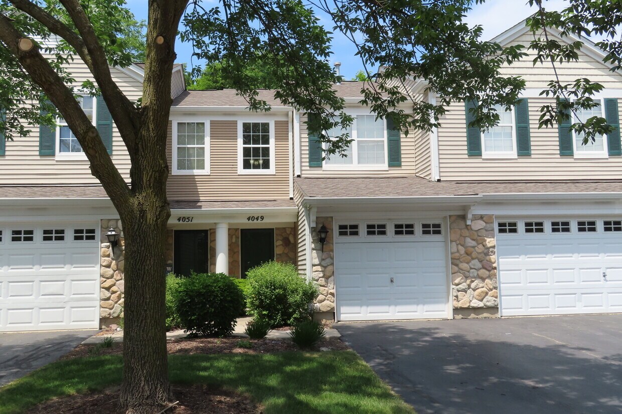 Primary Photo - 4049 Oak Tree Ln