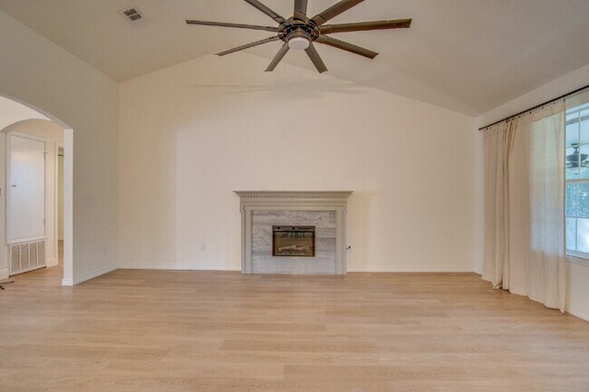 Foto del edificio - West Pensacola 3BR, 2BA Brick Home Near NAS Pensacola with Screened Porch, Spacious Kitchen & Ope...