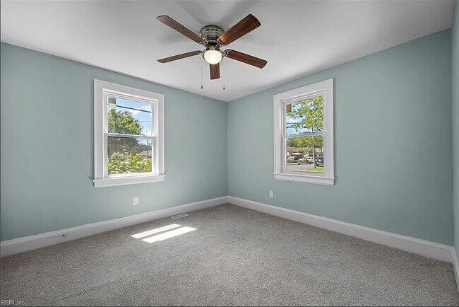 Dormitorio con ventanas y ventilador de techo. Le puse persianas a las ventanas. - 1003 Douglas Ave