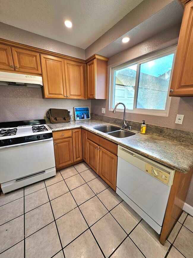 Foto del edificio - 15116 Freeman Ave