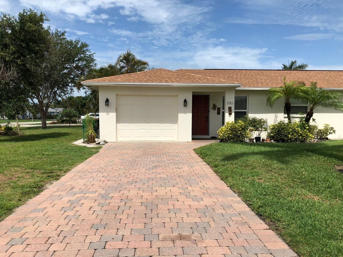 Foto principal - ** NAPLES PARK ** 2 BED / 1 BATH + GARAGE ...