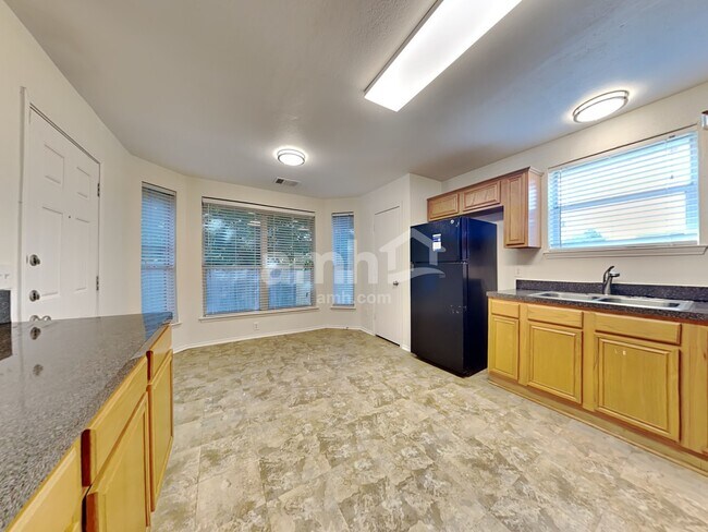Building Photo - 202 Canyon Lake Dr