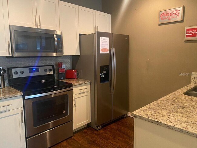 Building Photo - 8928 Shine Dr