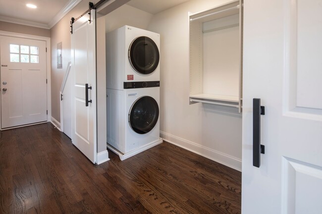 Interior Photo - The Courtyard @ Clifton: In-Unit Washer & Dryer, Heat, Hot & Cold Water, Gas Included, and Bark P...