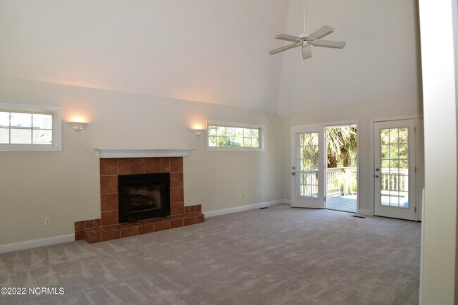 Building Photo - 403 Emerald Landing Dr