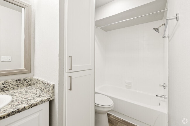 A3 1BR, 1BA - 710SF - Bathroom - Waterside Apartments Tulsa