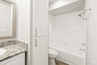 A3 1BR, 1BA - 710SF - Bathroom - Waterside Apartments Tulsa