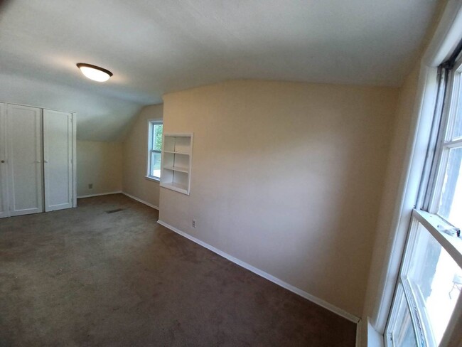 Building Photo - 4 Bedroom House with a Detached Garage