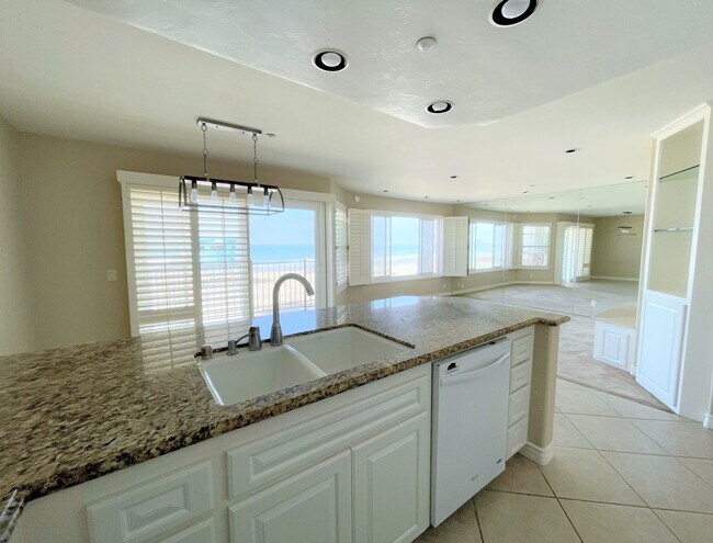 Foto del edificio - BEACH FRONT CONDO - Panoramic Ocean Views!