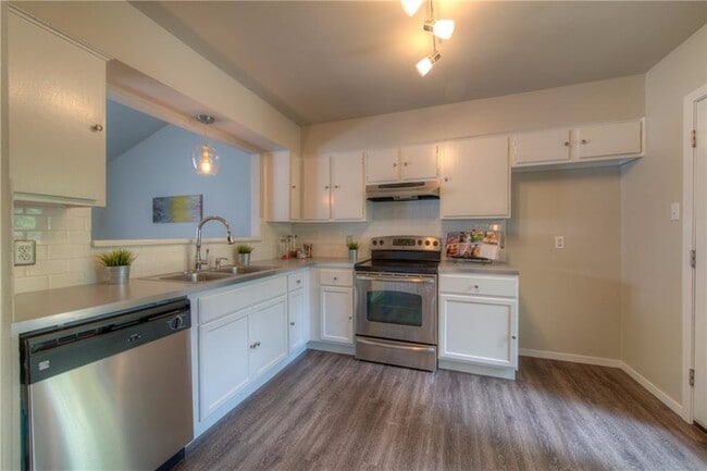 Foto del edificio - Open Floor Plan + Great Location! 3-Bed Ho...