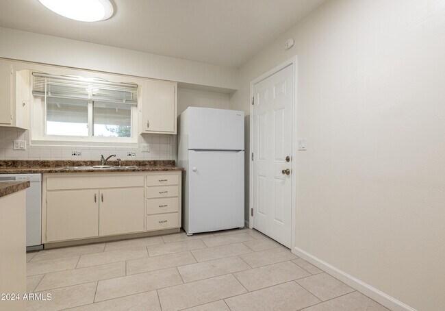 Foto del edificio - 11007 N Madison Dr