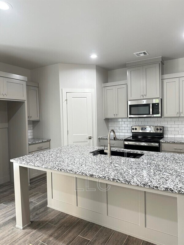 Building Photo - 2811 Clifton Ter