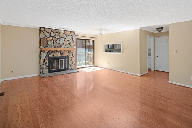 Building Photo - Renovated South Asheville Condo