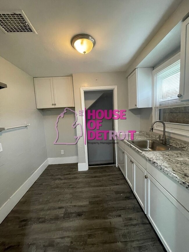 Building Photo - 3 BEDROOM | 2 BATH | FREE PRE SCREEN