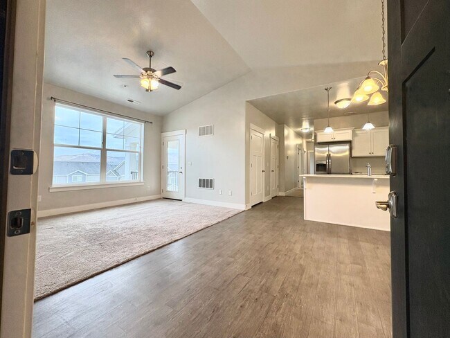 Foto del edificio - Spacious & Bright 3 Bedroom Condo with Pool Access, Garage, and Prime Lehi Location!