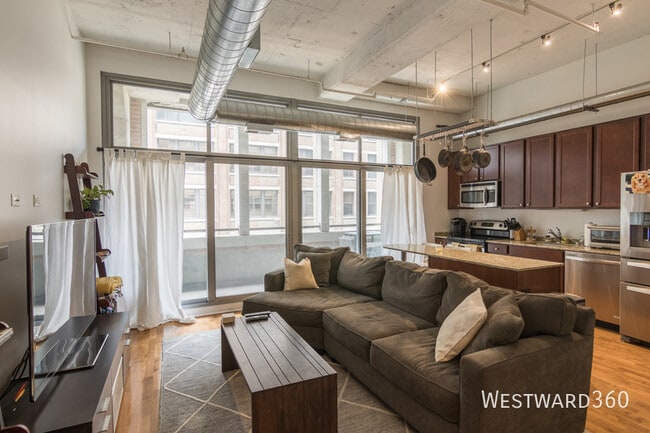 Building Photo - 565 W Quincy-510