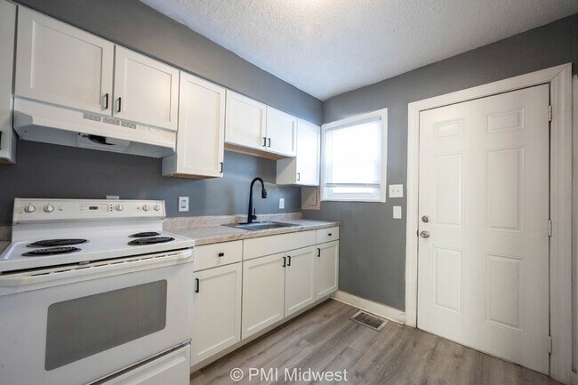 Foto del edificio - Charming 2 Bed, 1 Bath Apartment in Indianapolis - Don't Miss Out!