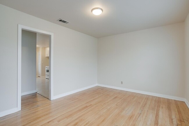Building Photo - 2 bed 1 Bath located near Southwestern Bap...