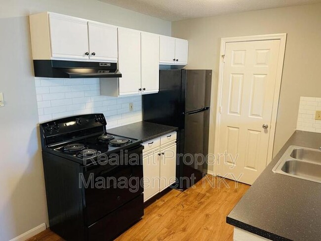 Building Photo - 902 Amhurst Dr