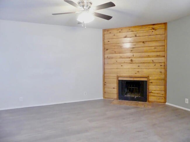 Building Photo - 1206 D NE Aspen