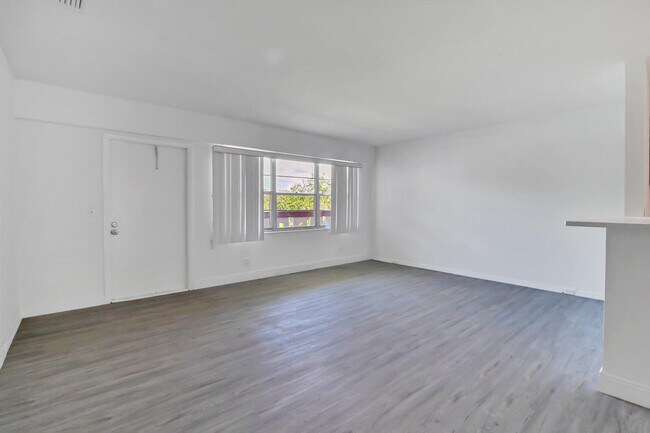 Building Photo - 121 Preston Way