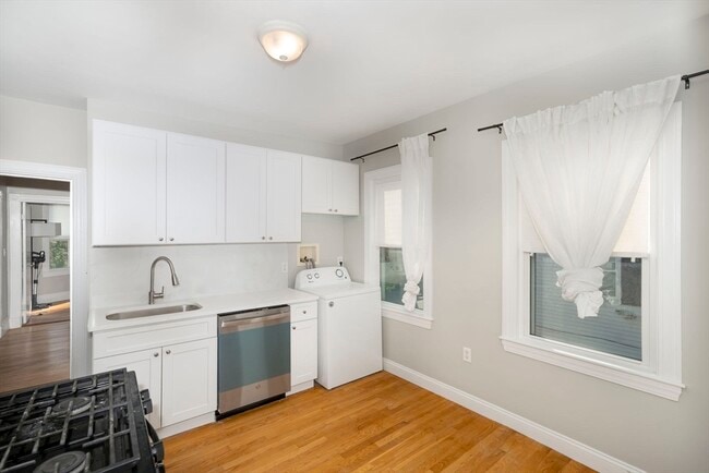 Building Photo - 90 Safford St