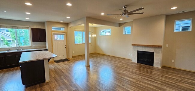 Building Photo - Spacious Bremerton Two-Story
