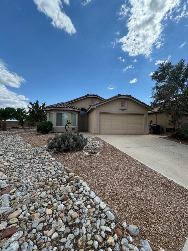 Building Photo - 3 bed 2 bath home in Huning Ranch New Pain...