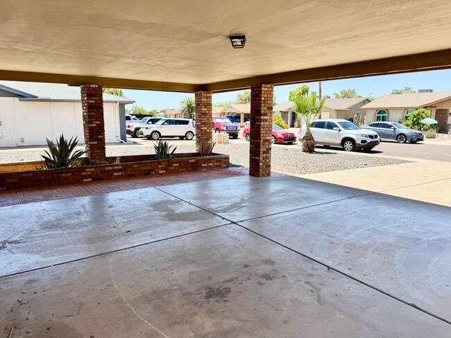 Building Photo - 3 Bedroom / 2 Bath Single Level Home in Ph...