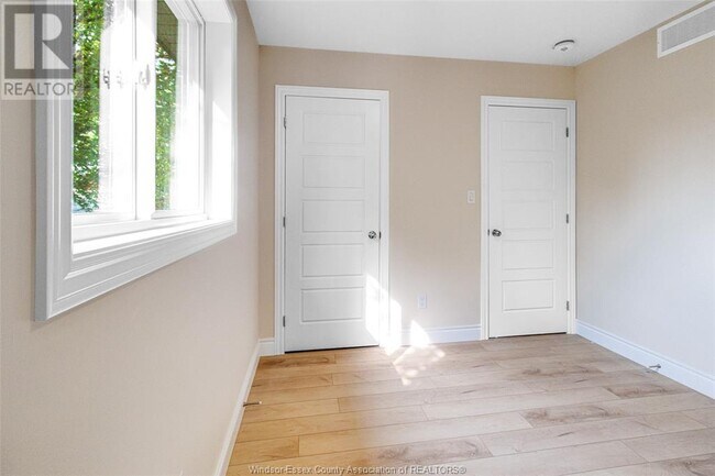 Photo du bâtiment - 907 McKay Ave