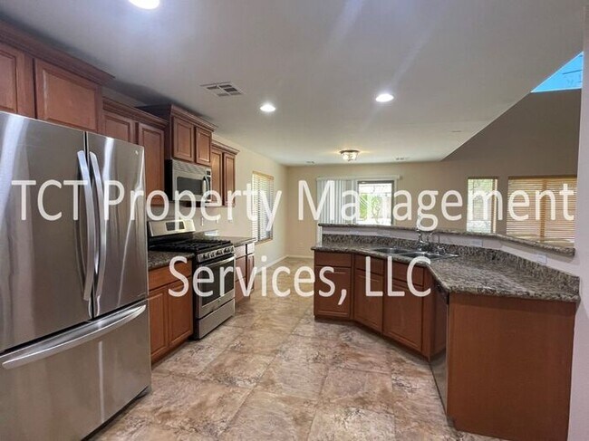 Building Photo - 4 Bedroom 3 Bath Home in North Gateway Com...