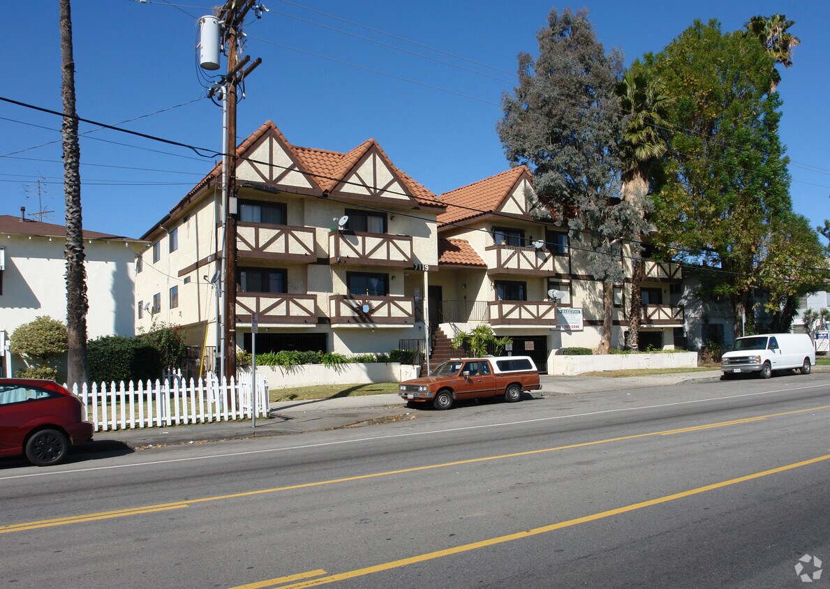 Primary Photo - 7119 Hazeltine Ave