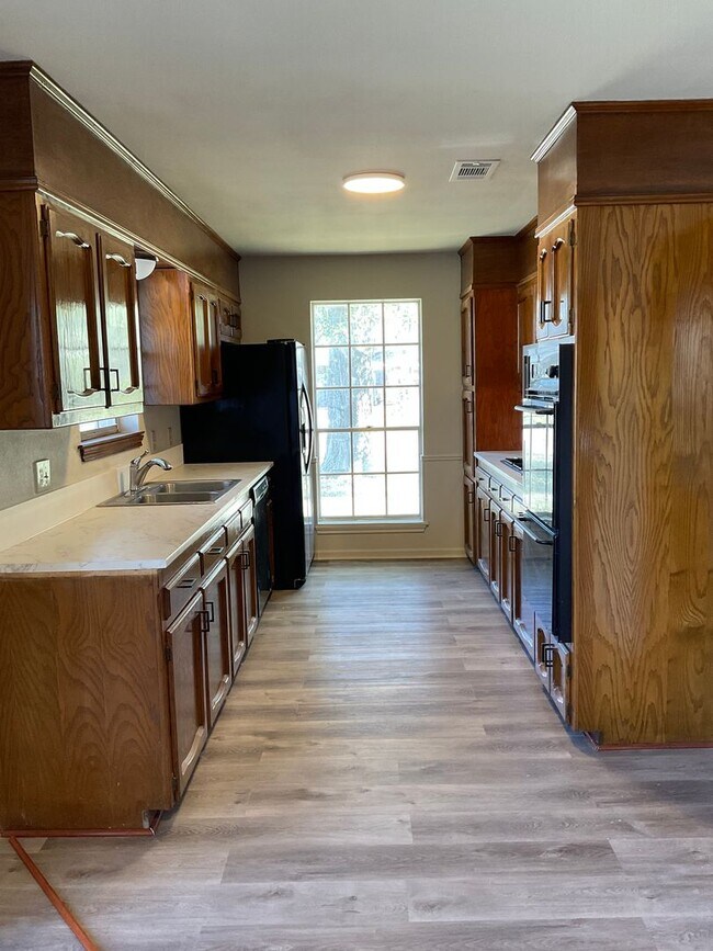 Foto del edificio - 4 Bedroom Home in Jefferson Terrace