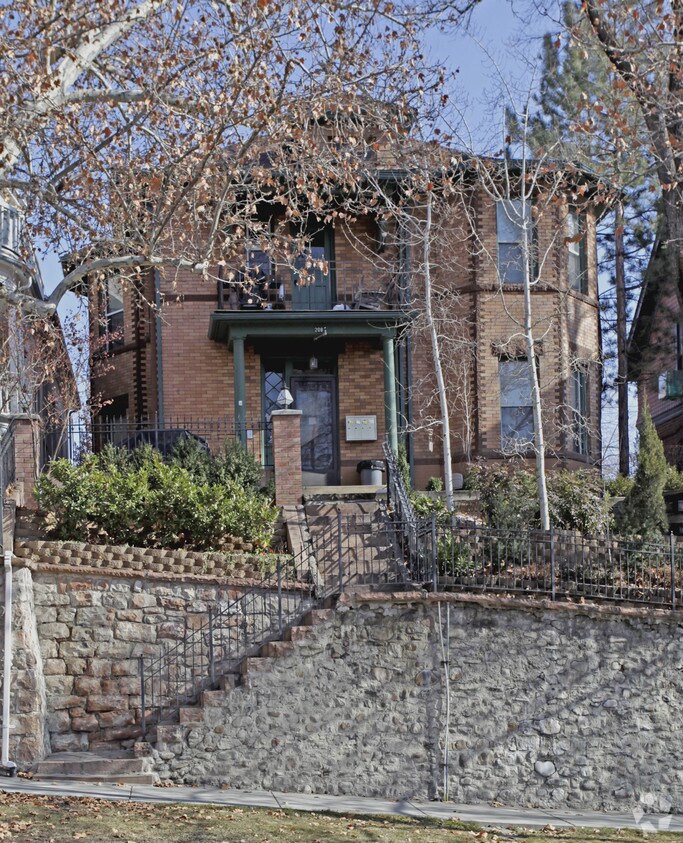 Foto principal - 208 N State St