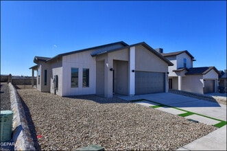 Building Photo - 552 Logwood Ave