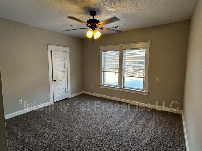 Foto del edificio - 1109 E Truman Rd