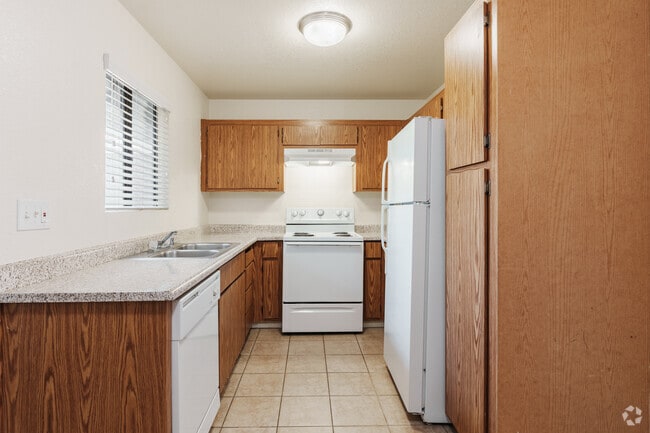 2BR, 1BA - 805SF - Kitchen - Vantage Point Apartments